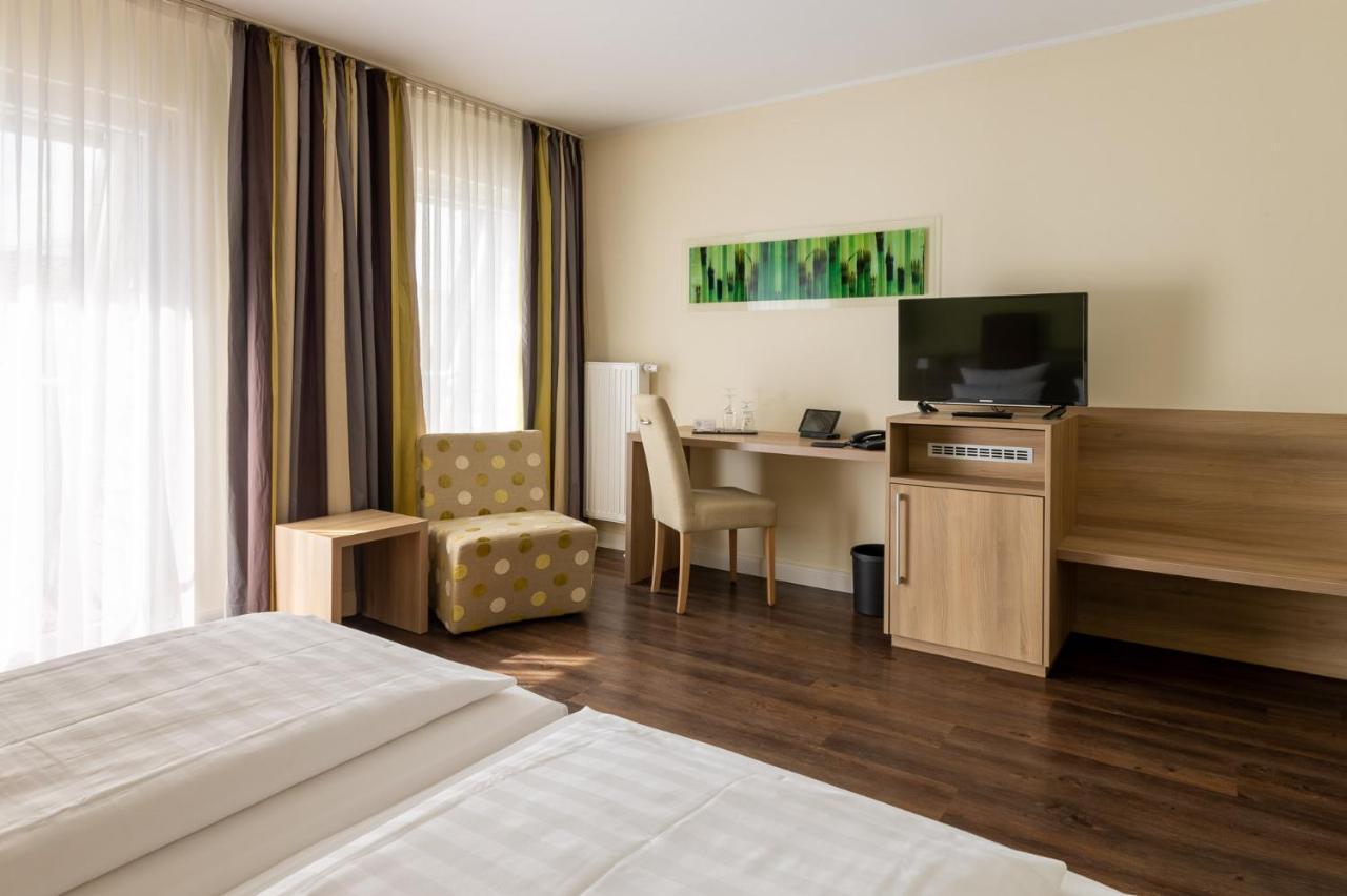 הוסום Hotel Am Schlosspark Garni מראה חיצוני תמונה